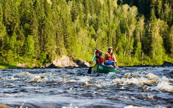 A pair canoeing the Missinaibi river